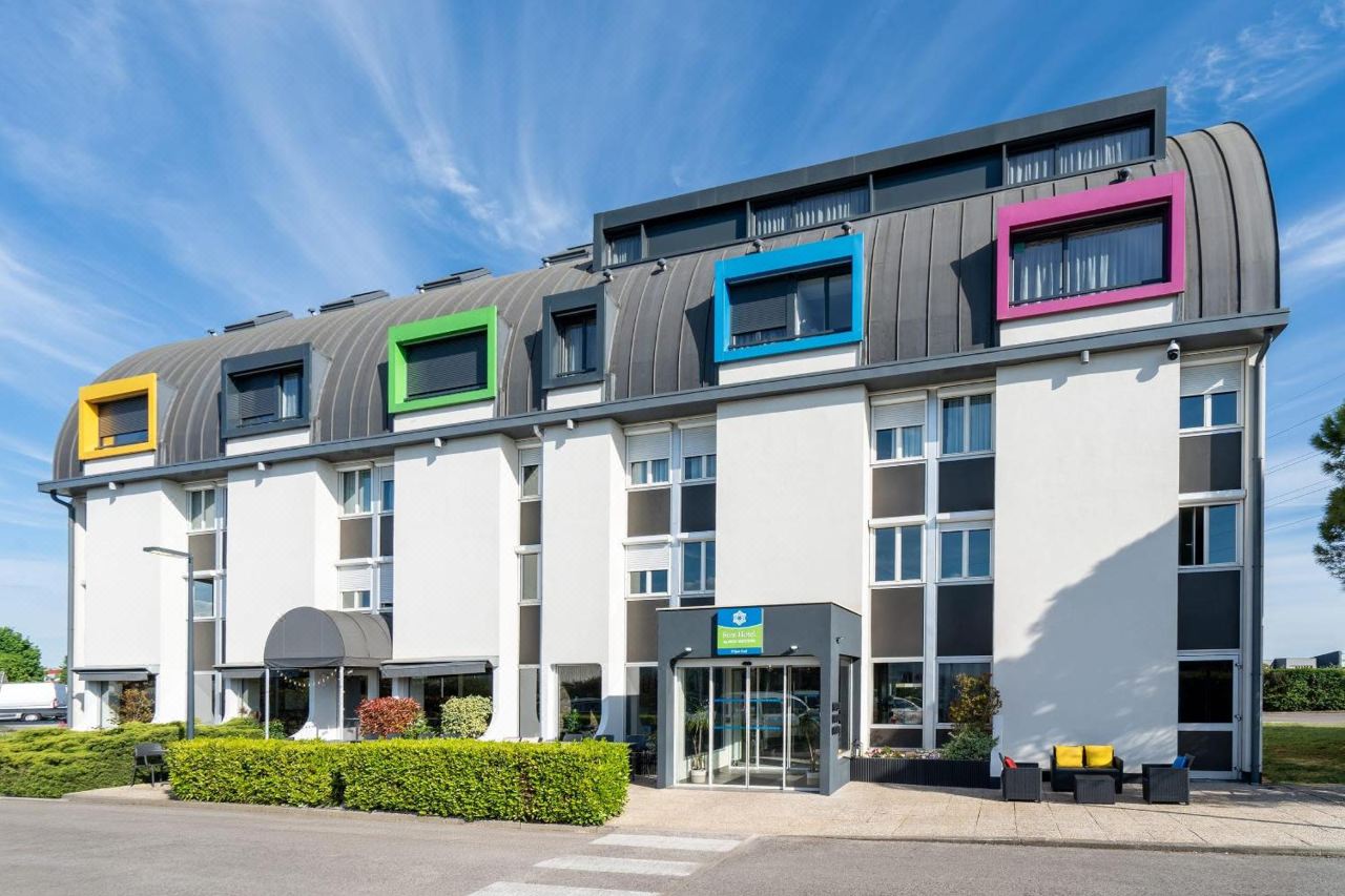 Entrée principale de l'hôtel avec l'enseigne Sure Hotel by Best Western